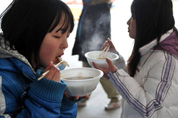 トックを食べる少女